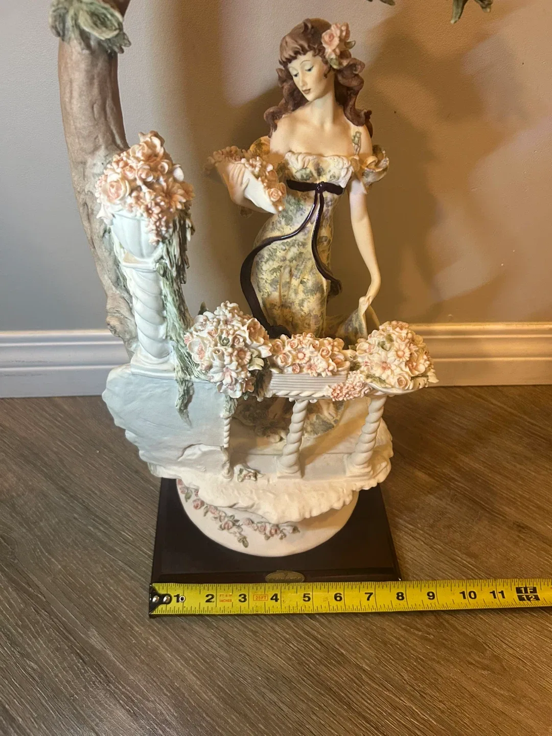 Giuseppe Armani Figurine “The Flower Girl” image indicator(5)