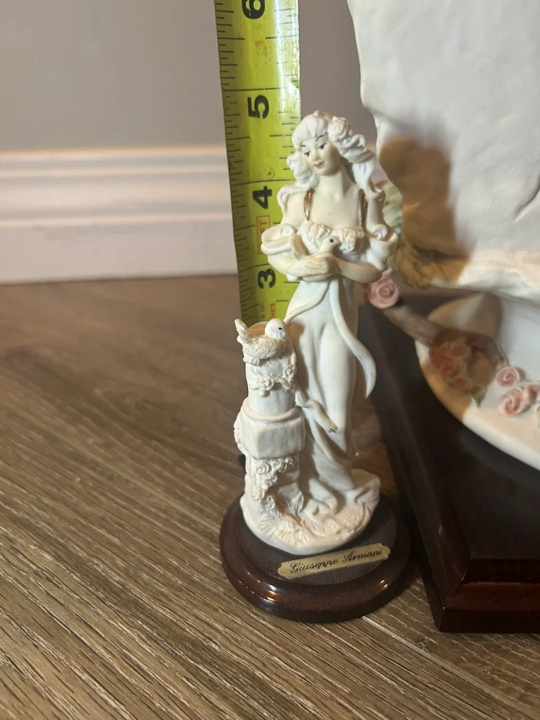 Giuseppe Armani Figurine “The Flower Girl” image indicator(10)