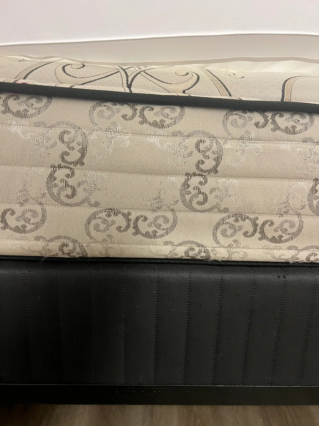 Moving sell: King size mattress for free image indicator(4)