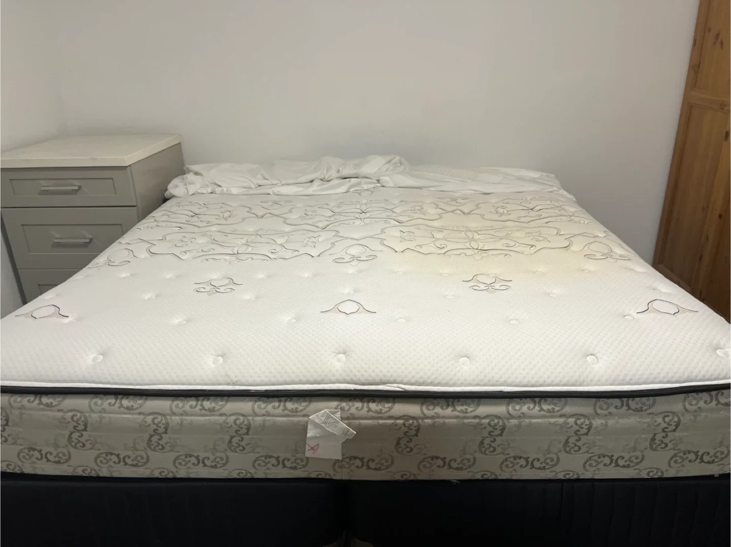 Moving sell: King size mattress for free image indicator(6)