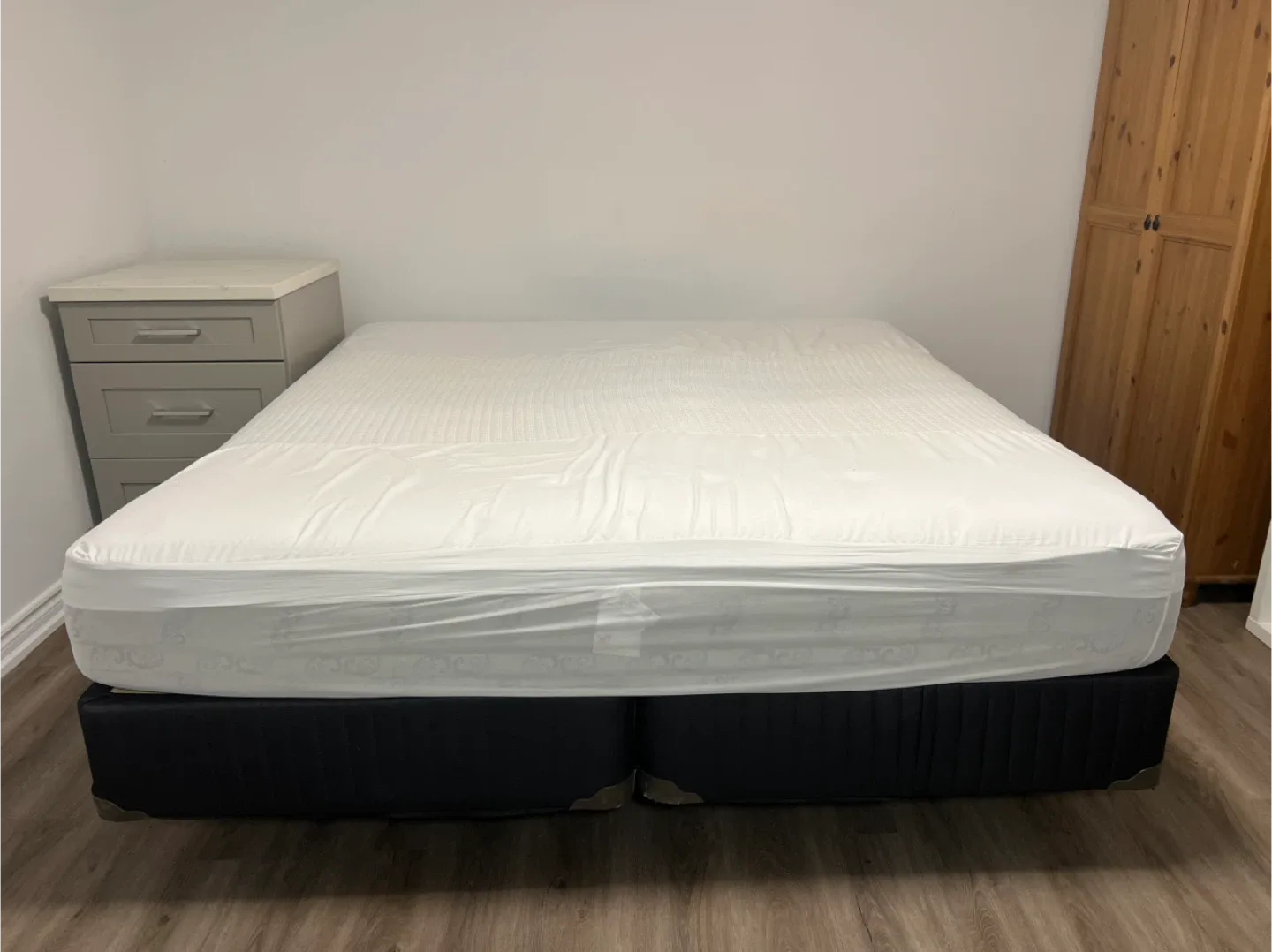 Moving sell: King size mattress for free image indicator(7)
