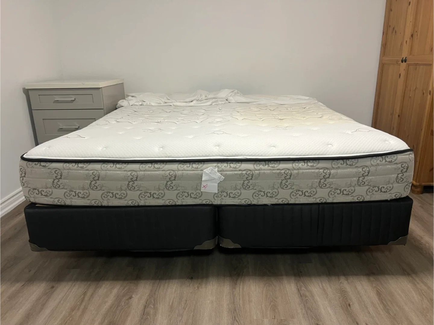 Moving sell: King size mattress for free image indicator(5)