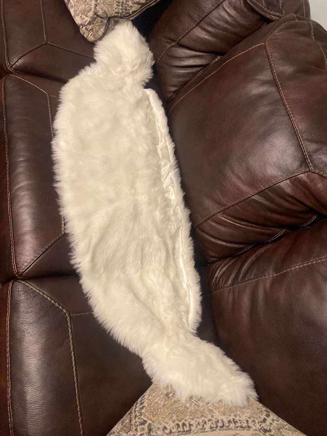 Faux Fur Boa & Acrylic Makeup Organizer image indicator(4)