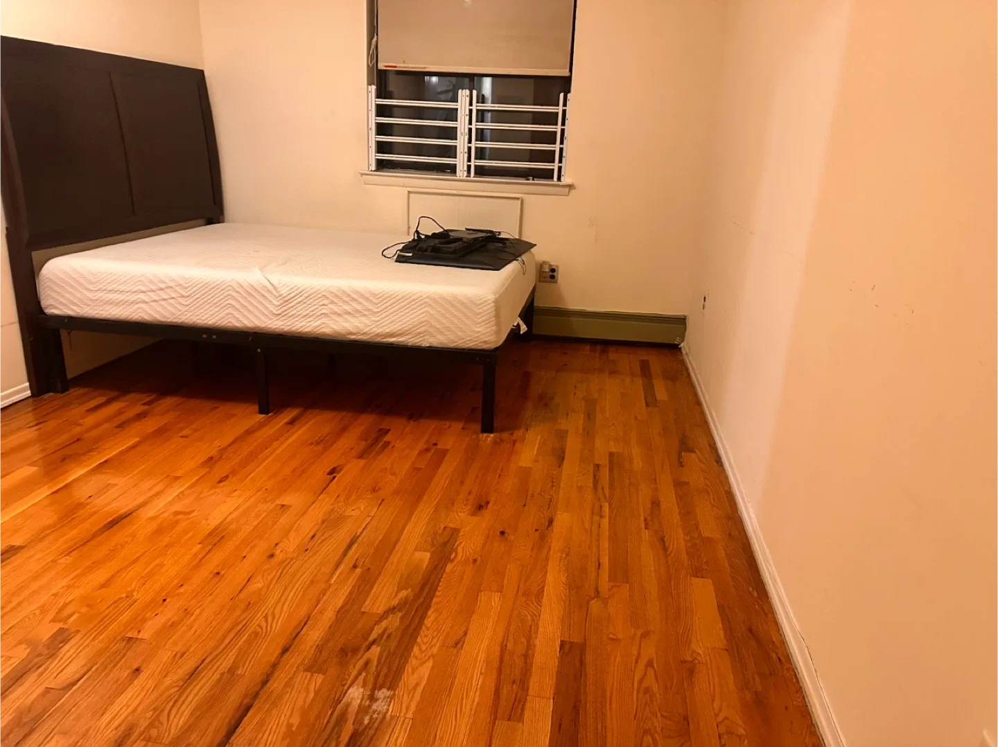 Se renta un cuarto con baño 1200 incluyendo todo..