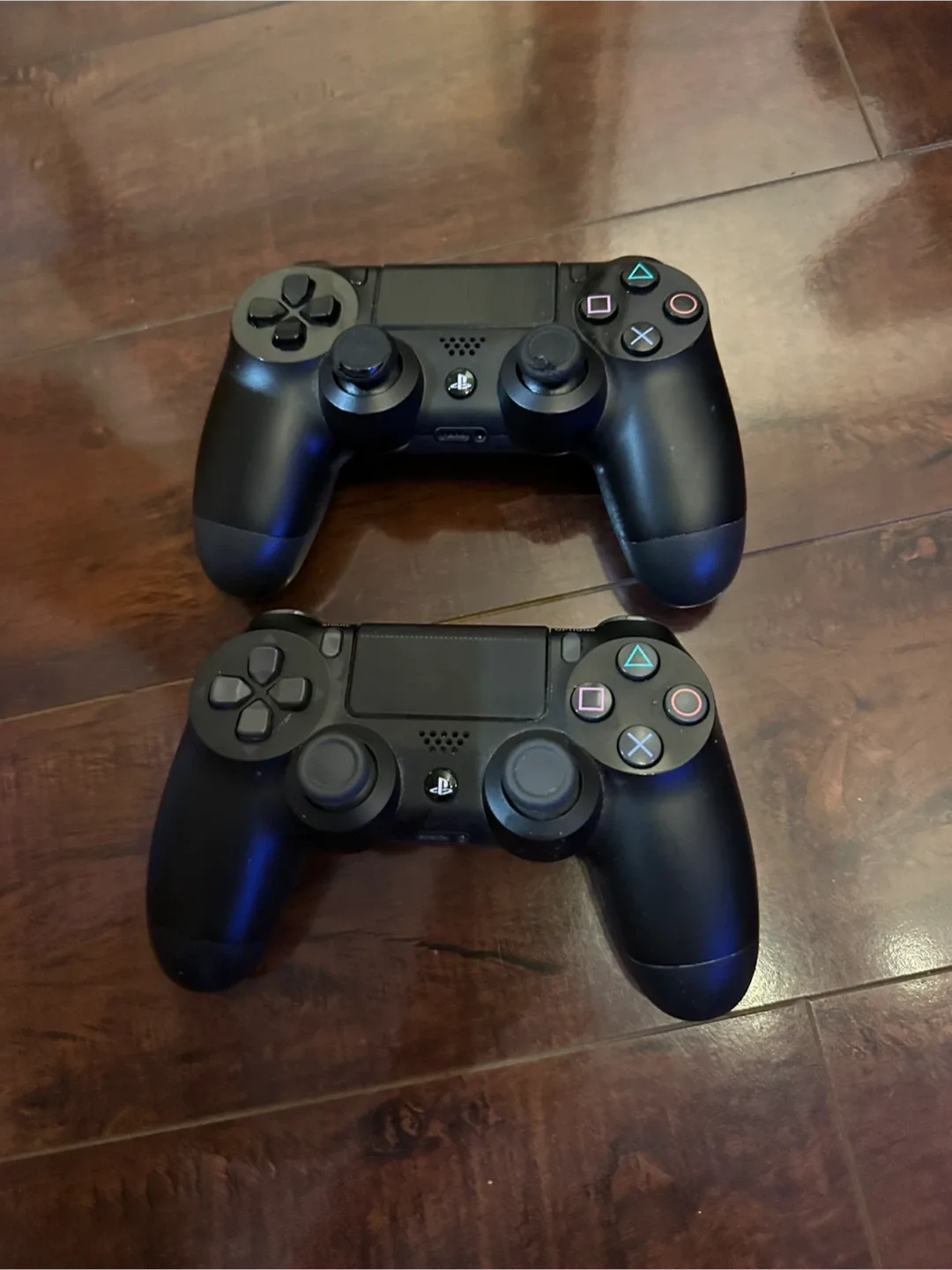 Ps4 with 2 Controllers and Games image indicator(2)