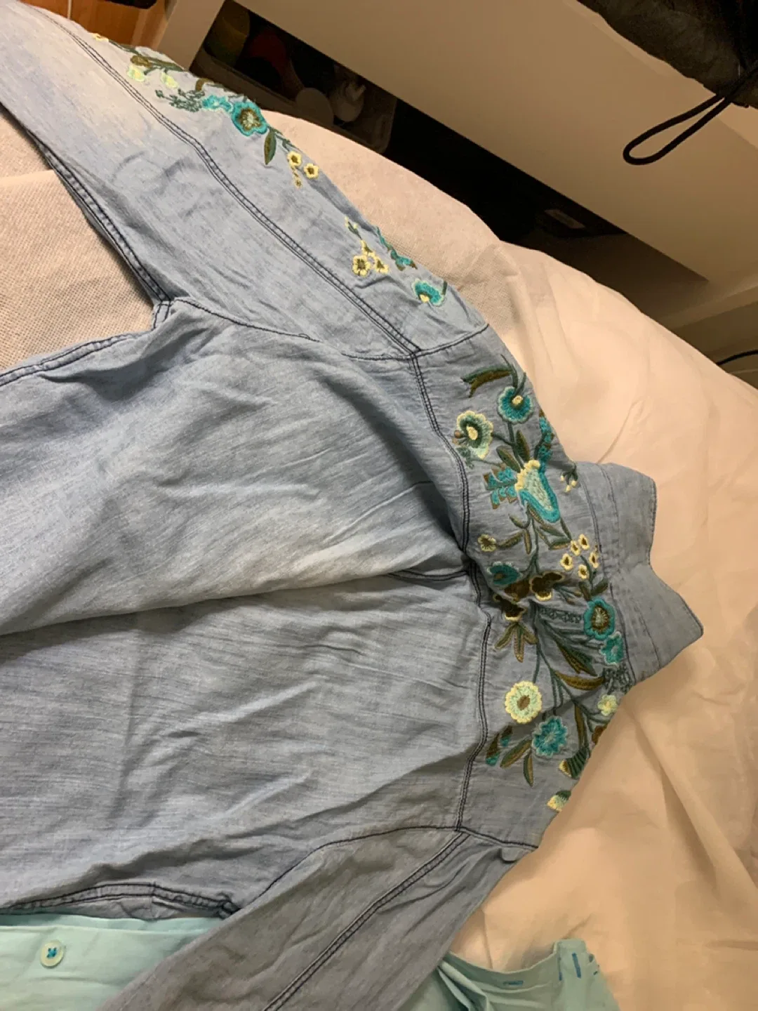 Laura Blue Blouse & Embroidered Denim Shirt - Size M image indicator(4)