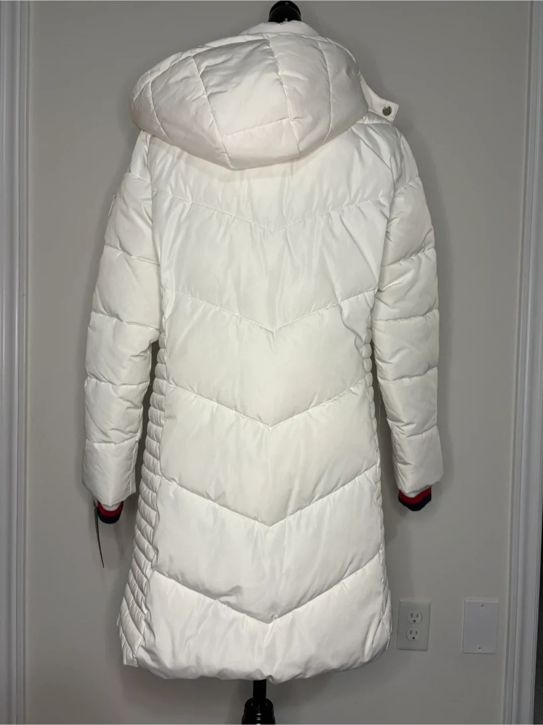 Size M - NEW with Tag, Tommy Hilfiger White Puffer Coat image indicator(7)
