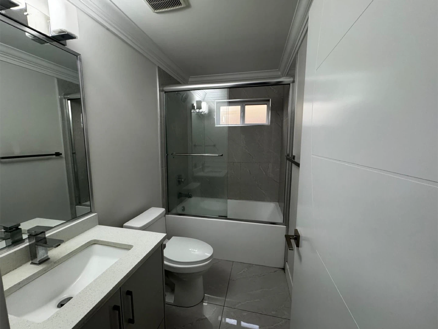 One private room available in two brand new basement - photo 5