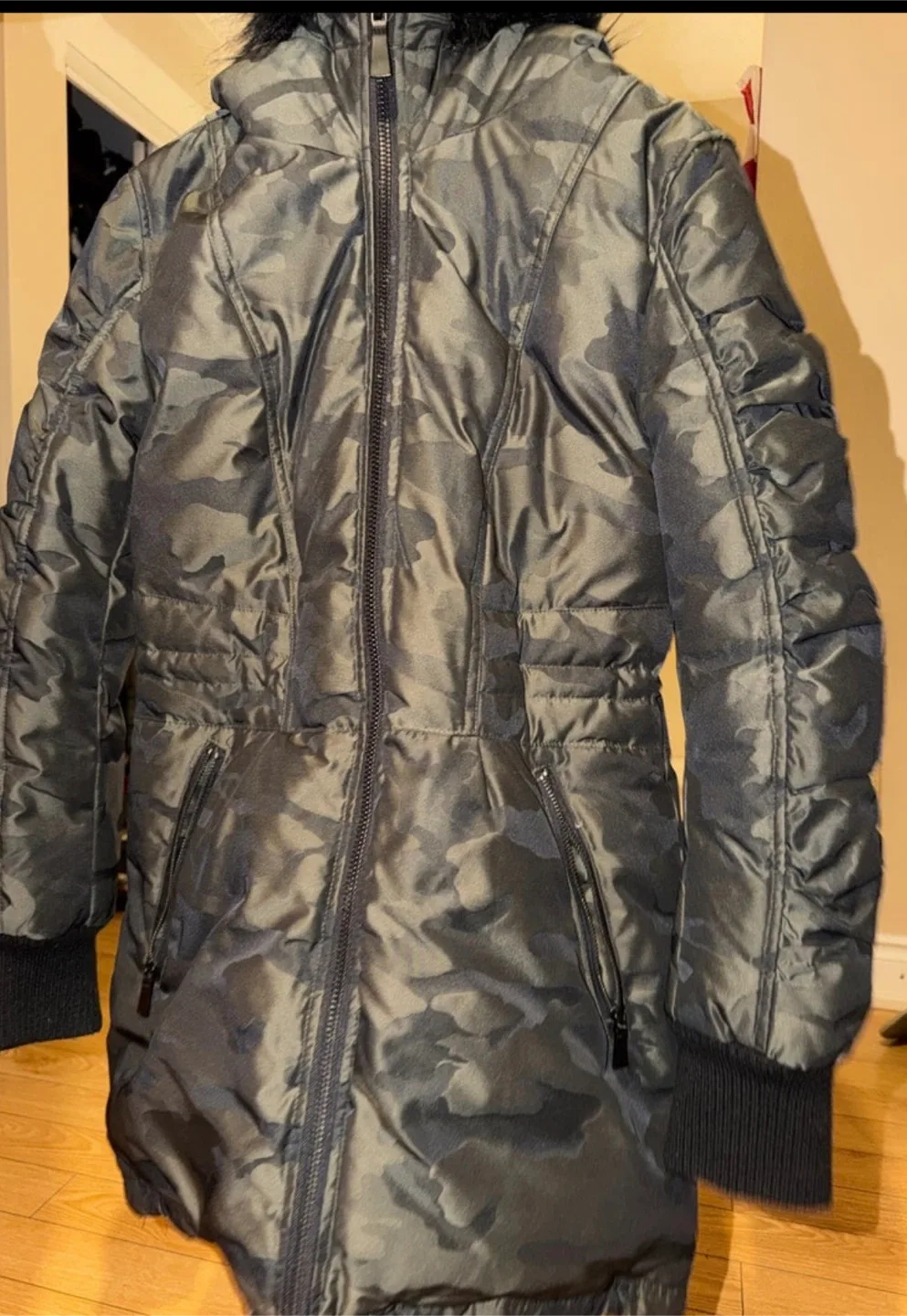 DKNY Camo Puffer Jacket - Size M image indicator(3)