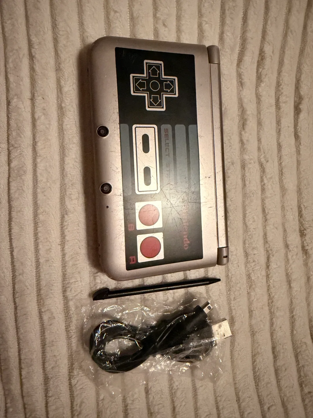 Nintendo 3DS XL NES Edition Console image indicator(5)