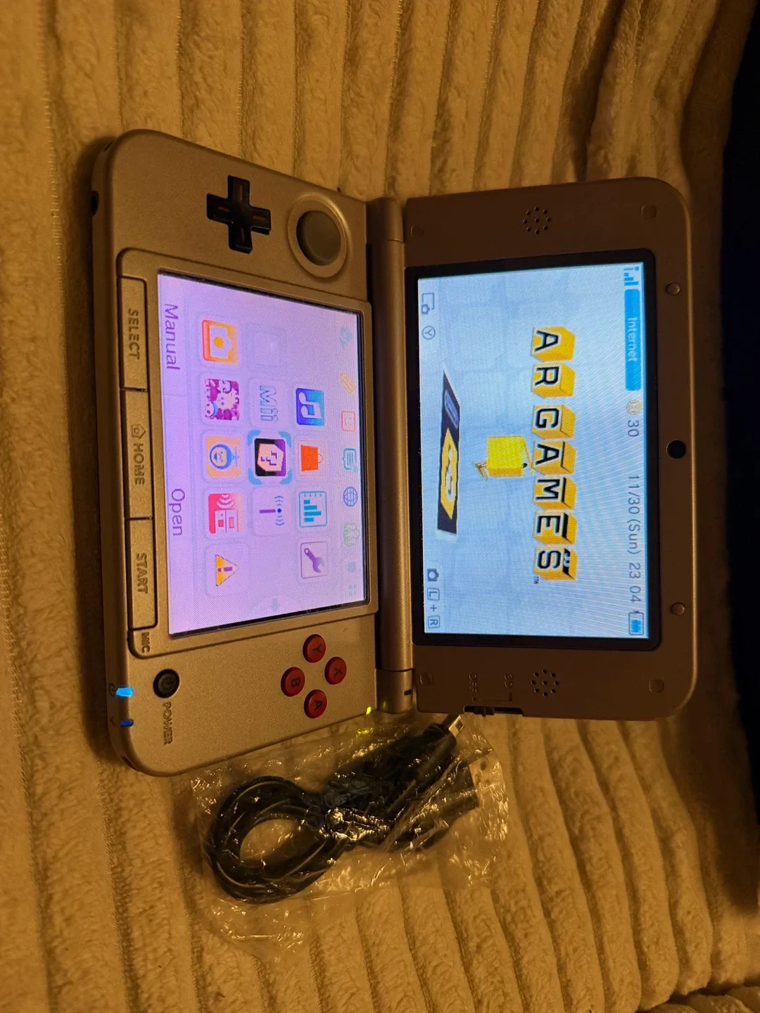 Nintendo 3DS XL NES Edition Console image indicator(4)