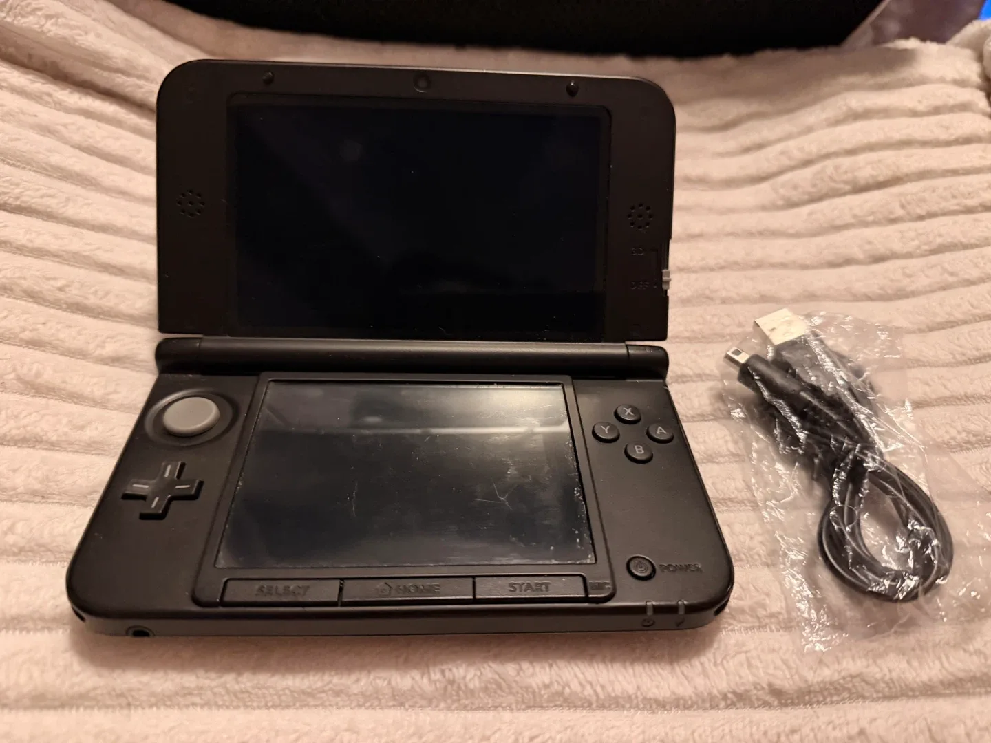 Nintendo 3DS XL Silver Luigi Edition image indicator(3)