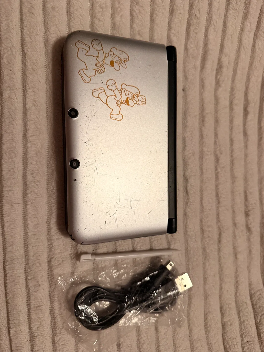 Nintendo 3DS XL Silver Luigi Edition image indicator(5)