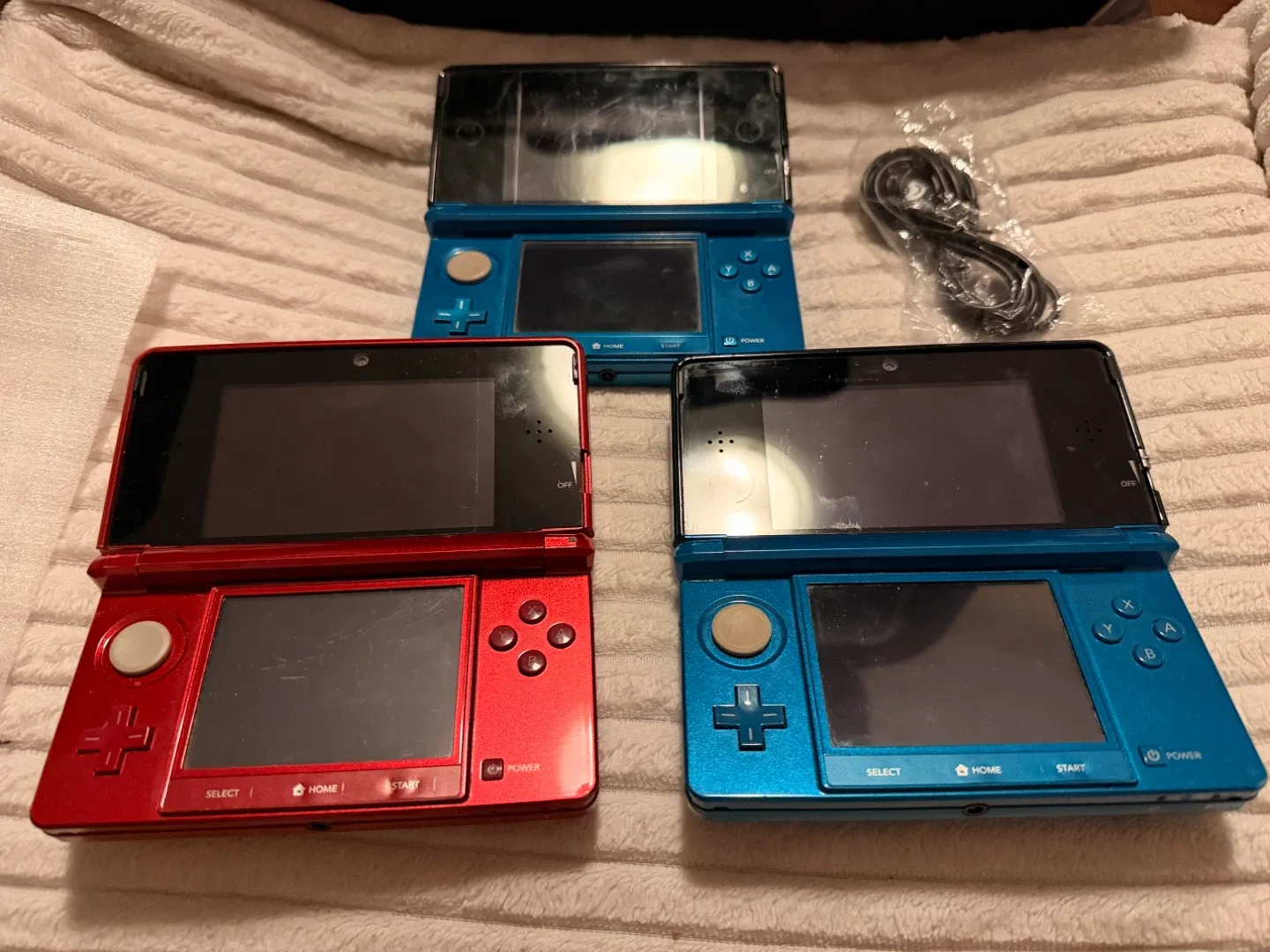 Nintendo 3DS Lot - Red and Turquoise image indicator(3)