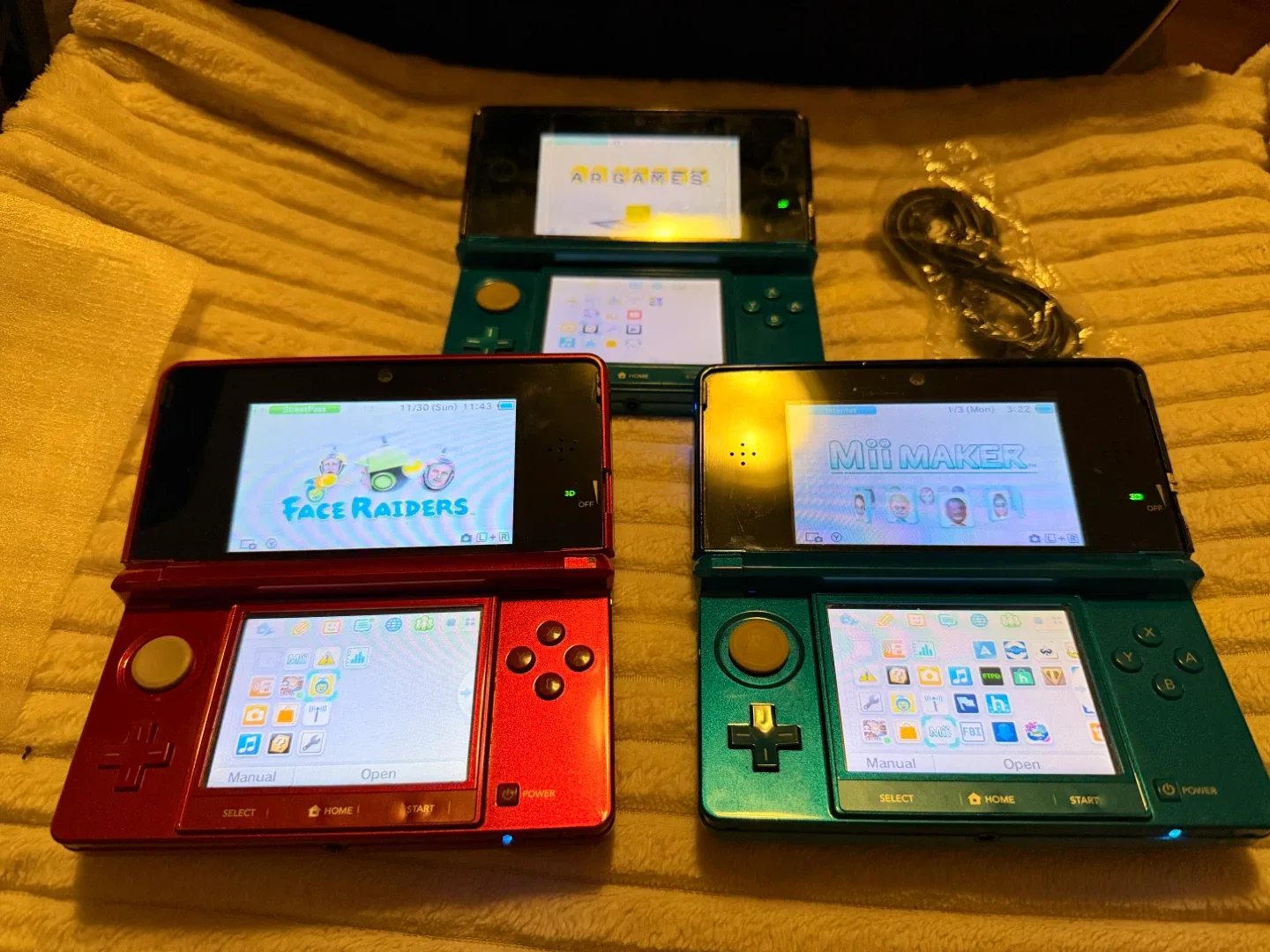 Nintendo 3DS Lot - Red and Turquoise image indicator(4)