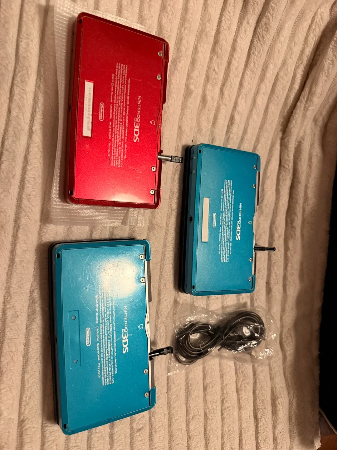 Nintendo 3DS Lot - Red and Turquoise image indicator(2)