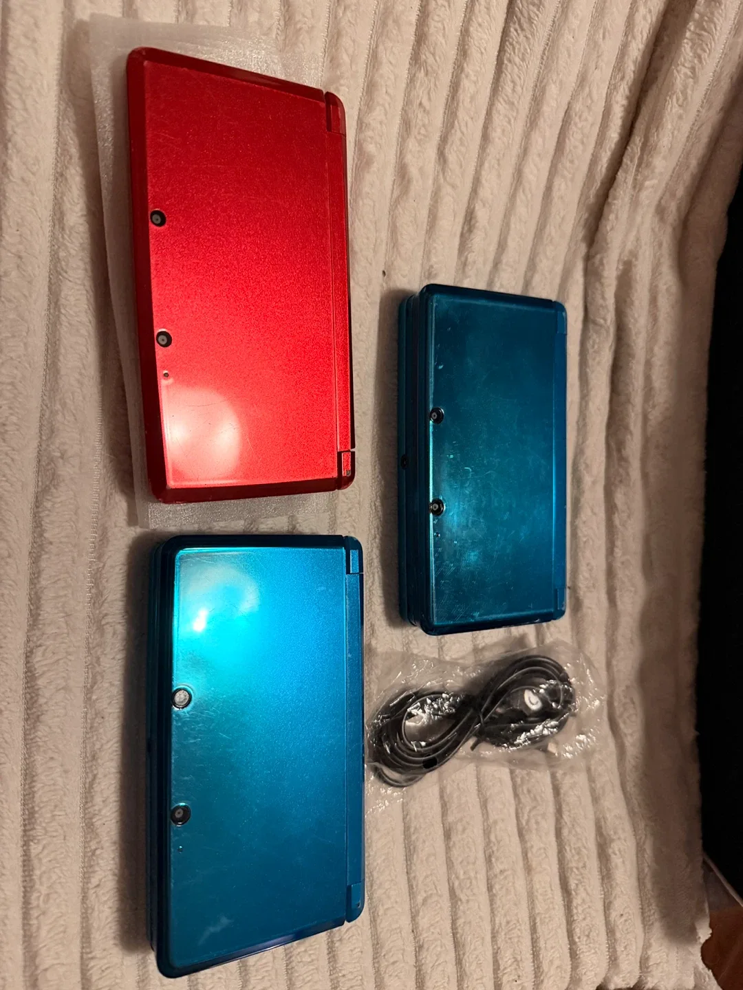 Nintendo 3DS Lot - Red and Turquoise