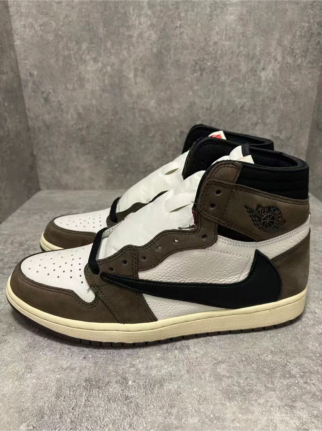 Nike Air Jordan 1 Travis Scott - og high mocha size 11 image indicator(2)