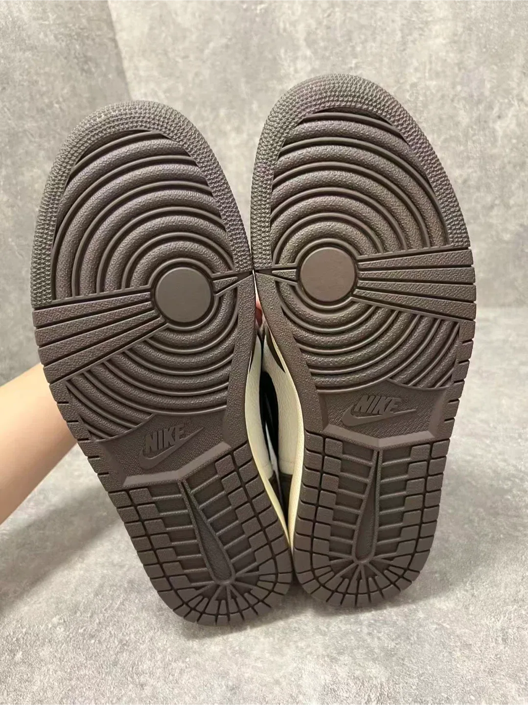 Nike Air Jordan 1 Travis Scott - og high mocha size 11 image indicator(5)