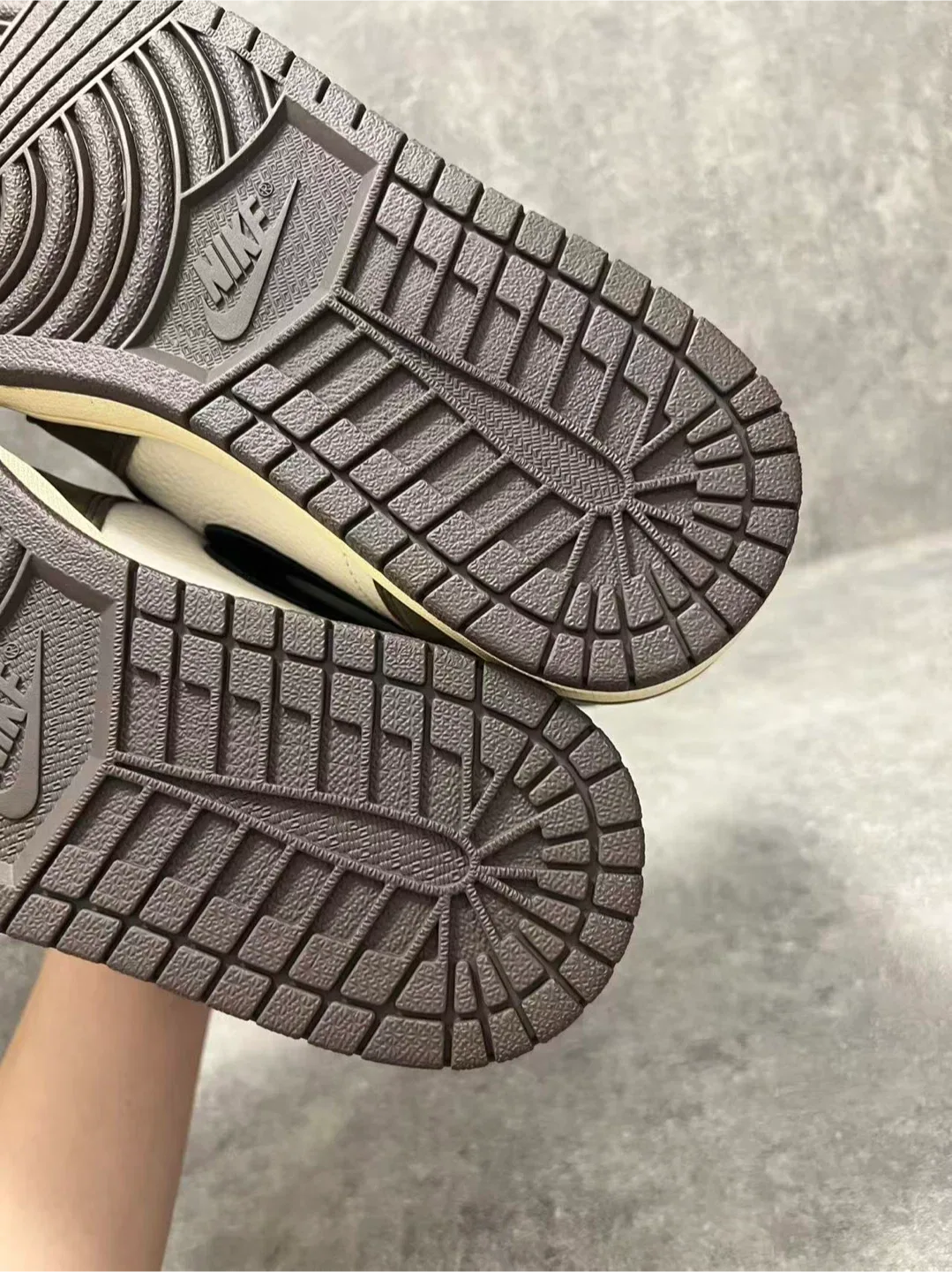 Nike Air Jordan 1 Travis Scott - og high mocha size 11 image indicator(6)