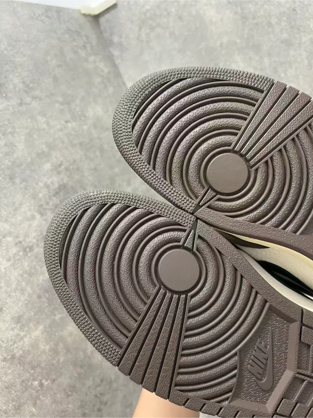 Nike Air Jordan 1 Travis Scott - og high mocha size 11 image indicator(7)