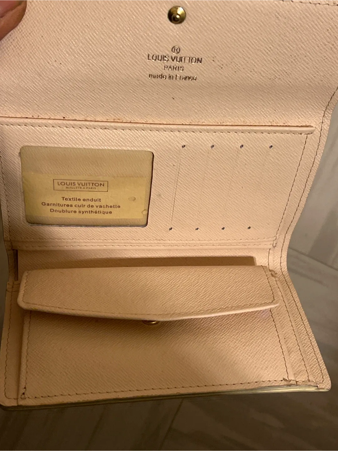Louis Vuitton image indicator(2)