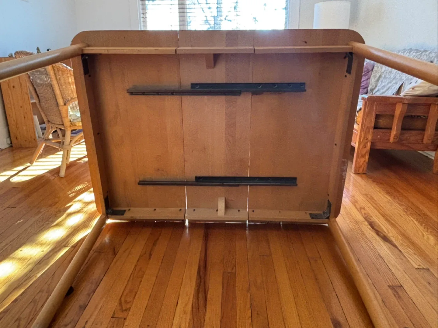 Wood table with removable leaf image indicator(3)