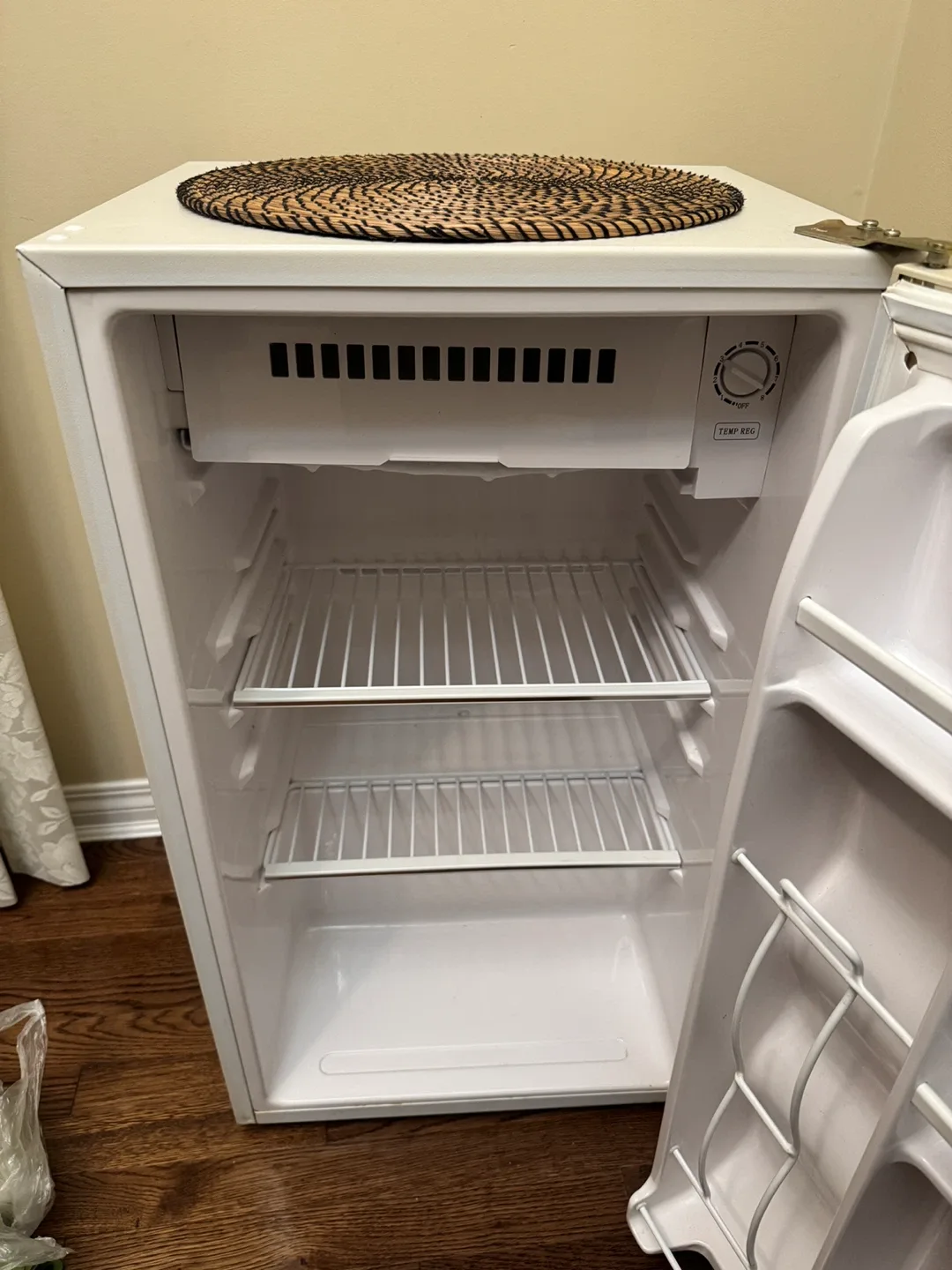 Clairtone Compact Fridge - White image indicator(2)