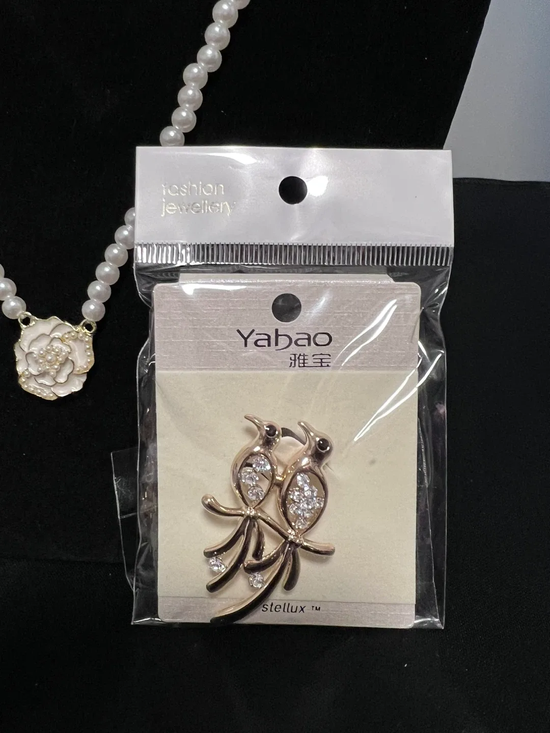 Jewelry set with necklace and brooch image indicator(3)