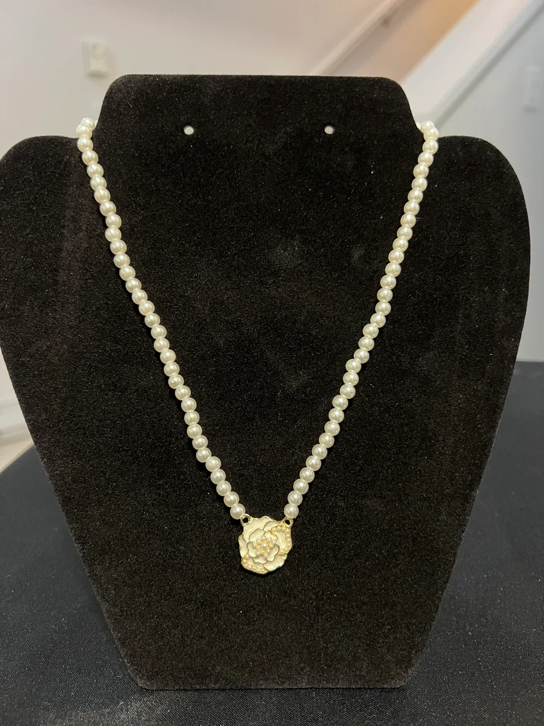 Jewelry set with necklace and brooch image indicator(2)