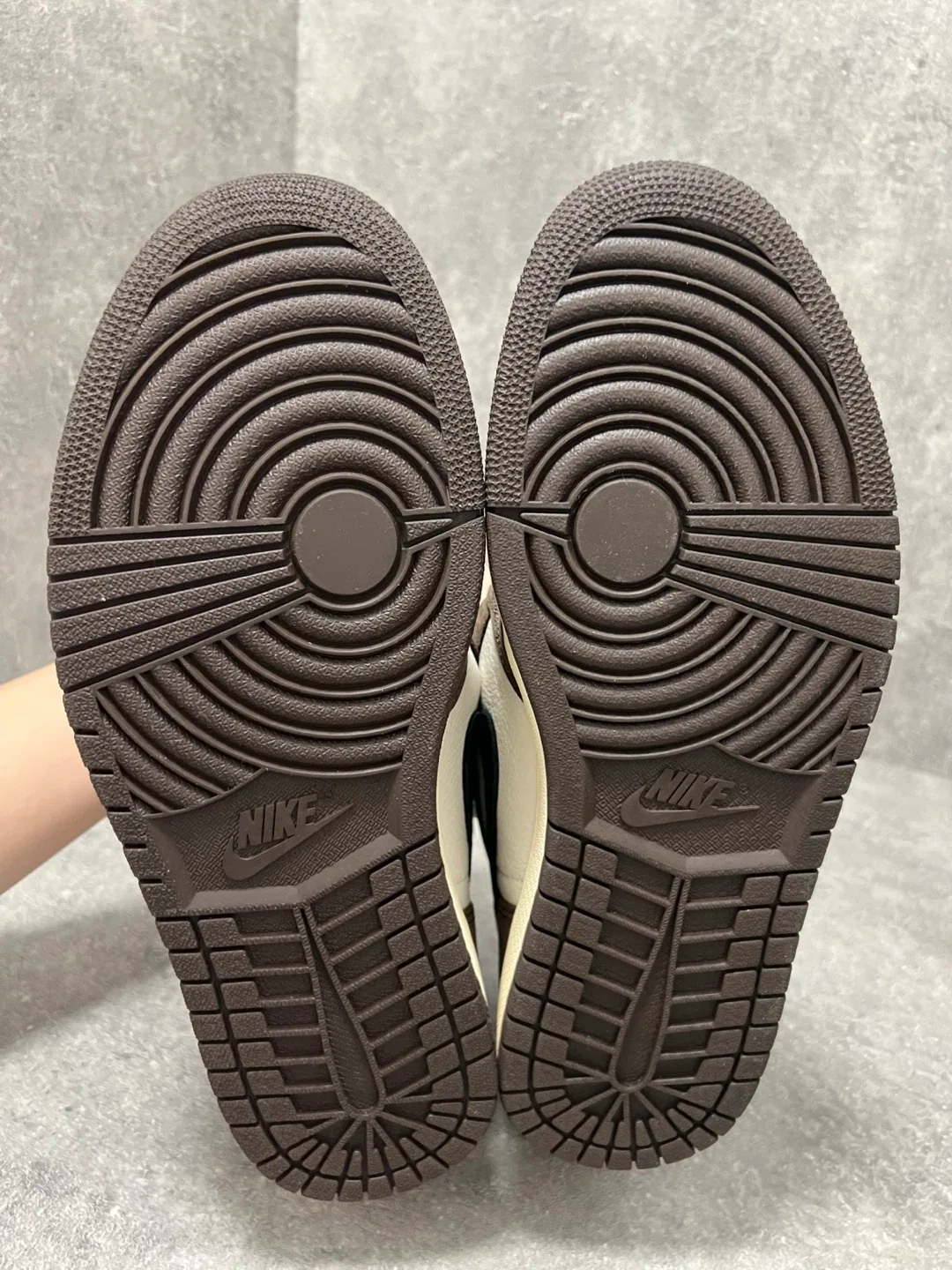 Nike Air Jordan 1 Travis Scott high mocha og size 10.5 image indicator(4)