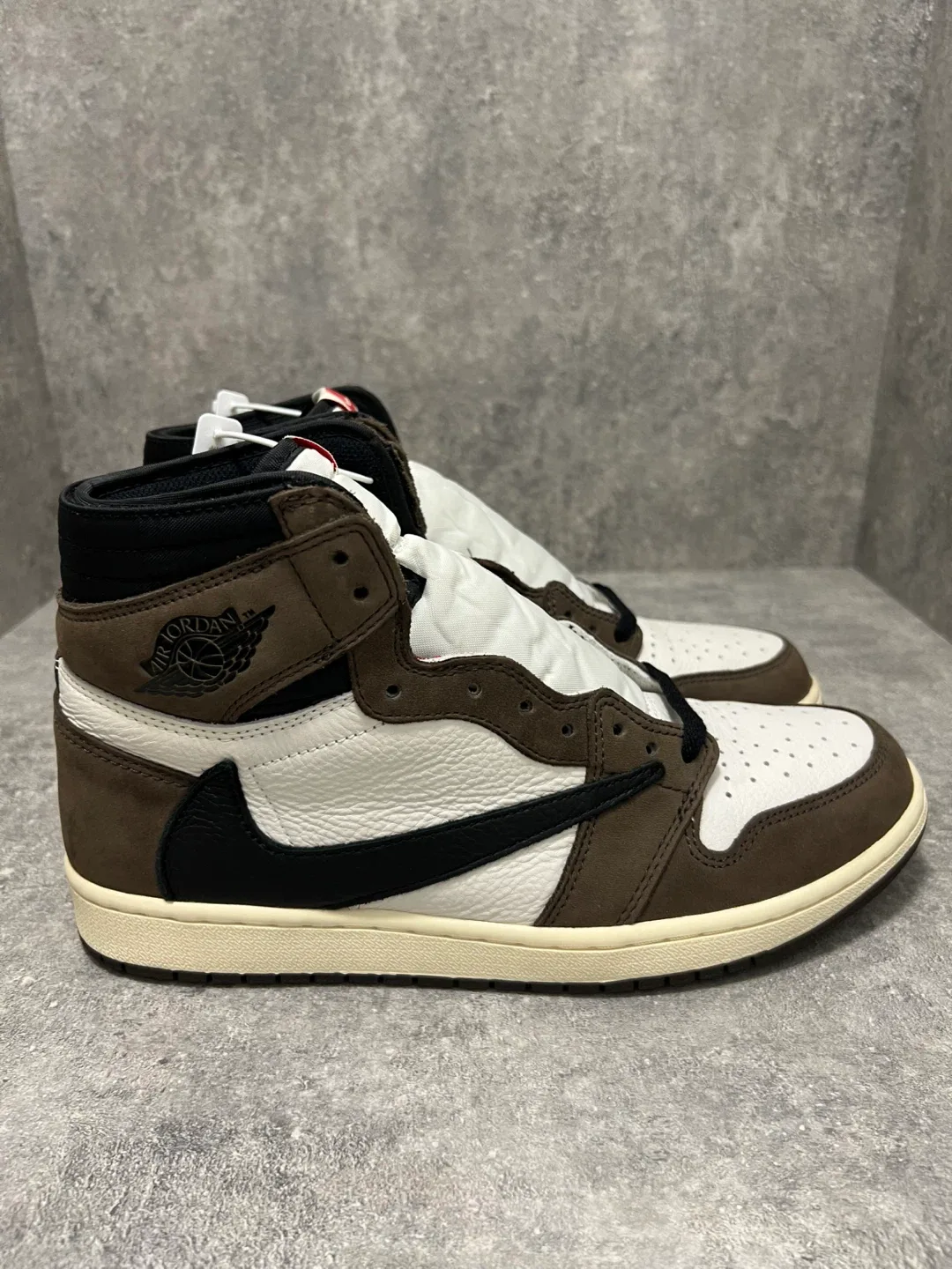 Nike Air Jordan 1 Travis Scott high mocha og size 10.5 image indicator(2)