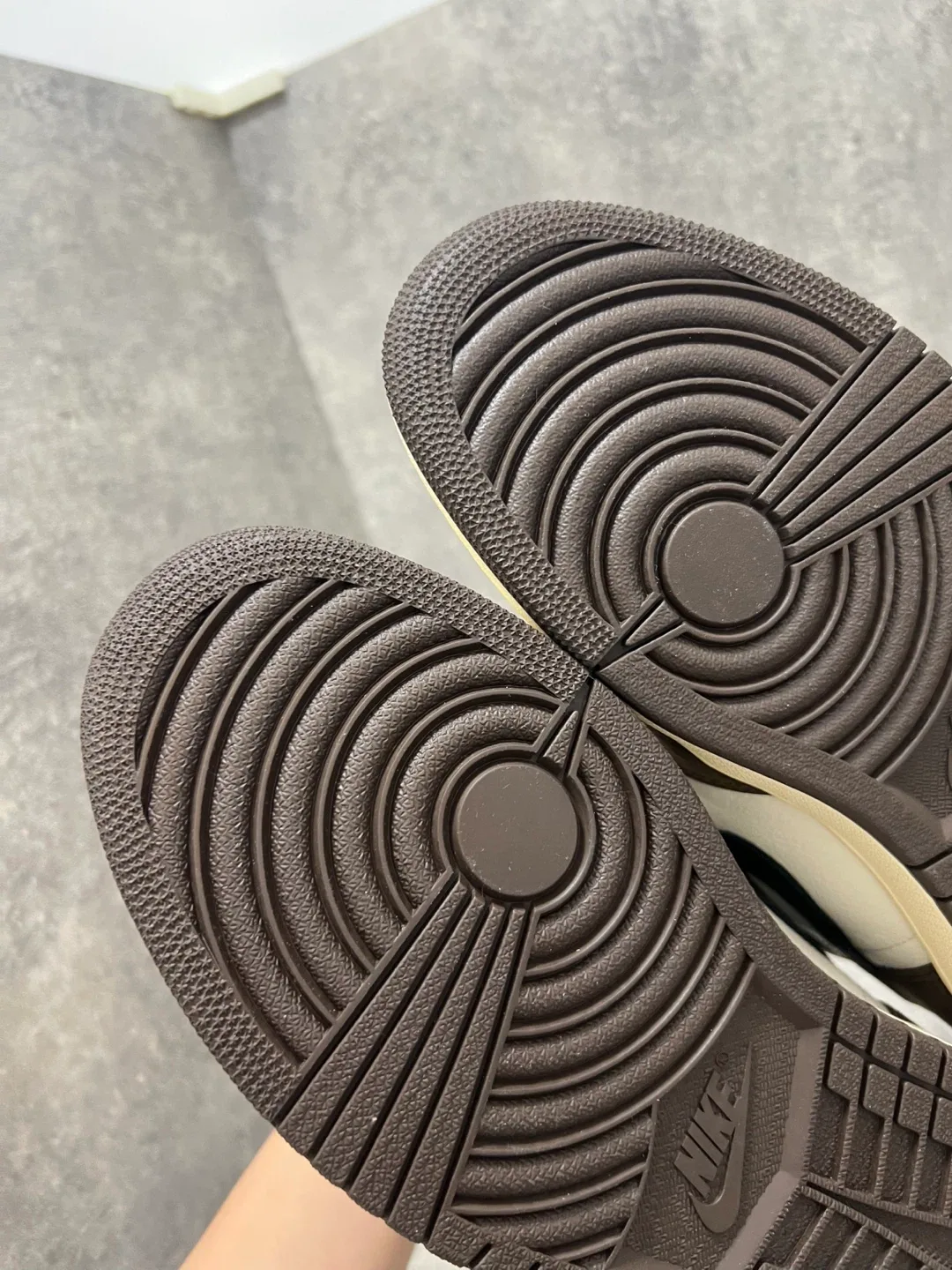 Nike Air Jordan 1 Travis Scott high mocha og size 10.5 image indicator(6)