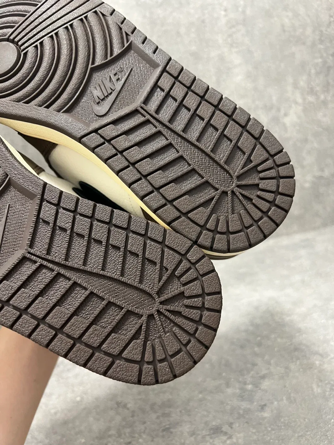 Nike Air Jordan 1 Travis Scott high mocha og size 10.5 image indicator(5)