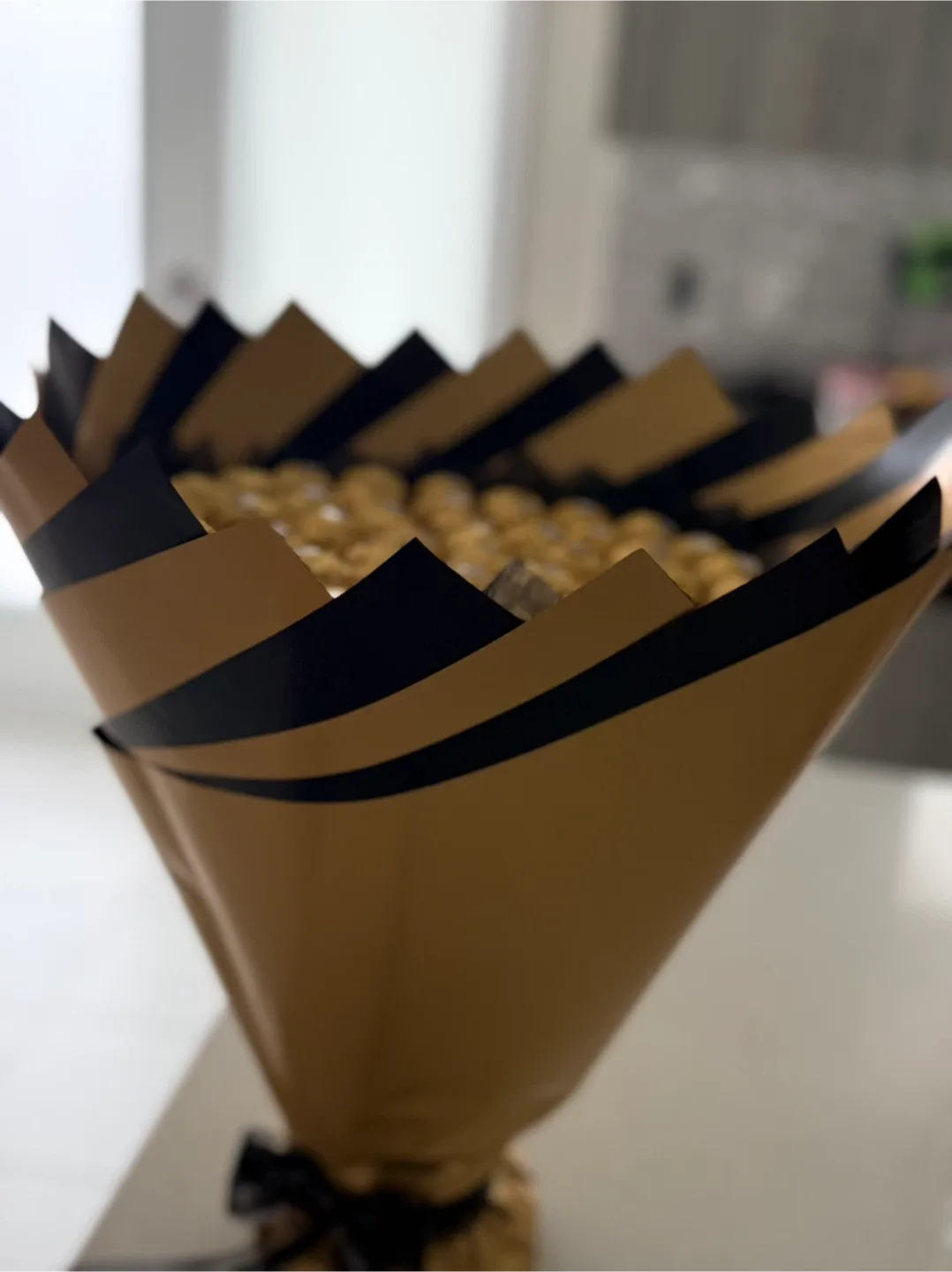 Ferrero Rocher Chocolate Bouquet image indicator(6)