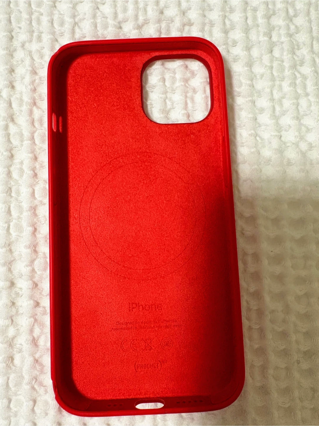 FREE - iPhone 14 - Magsafe case - Small tear in corner - photo 2