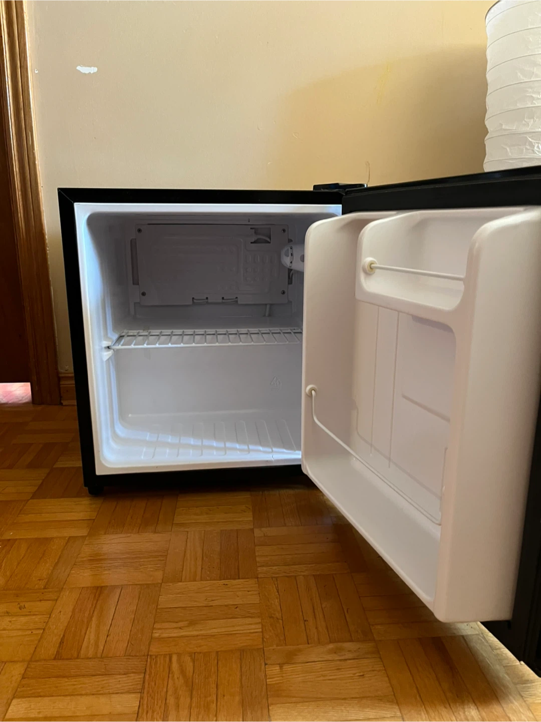 Insignia Mini Fridge - Black - photo 2