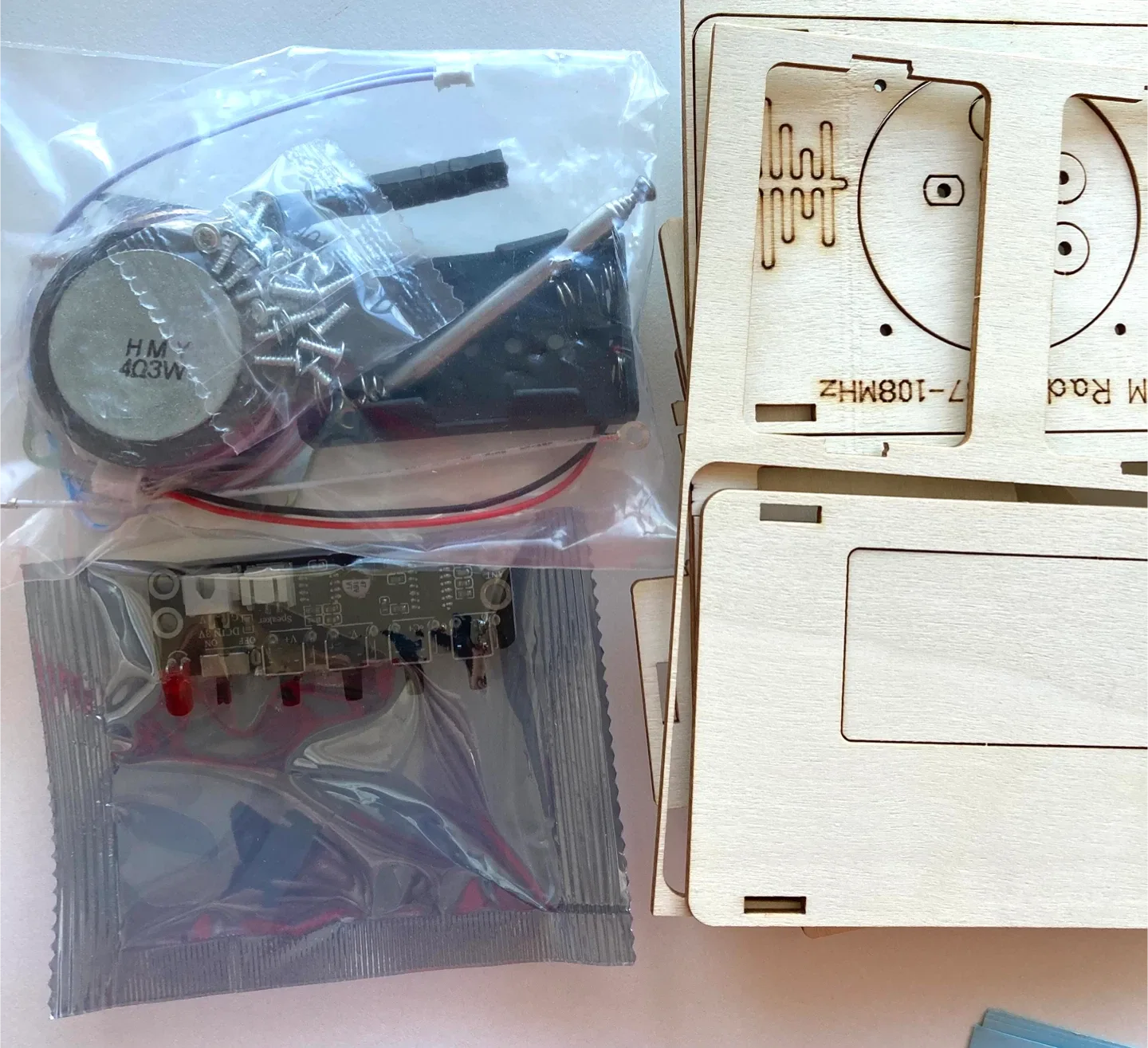 Xmas gift DIY Radio Kit for a crafty kid image indicator(2)