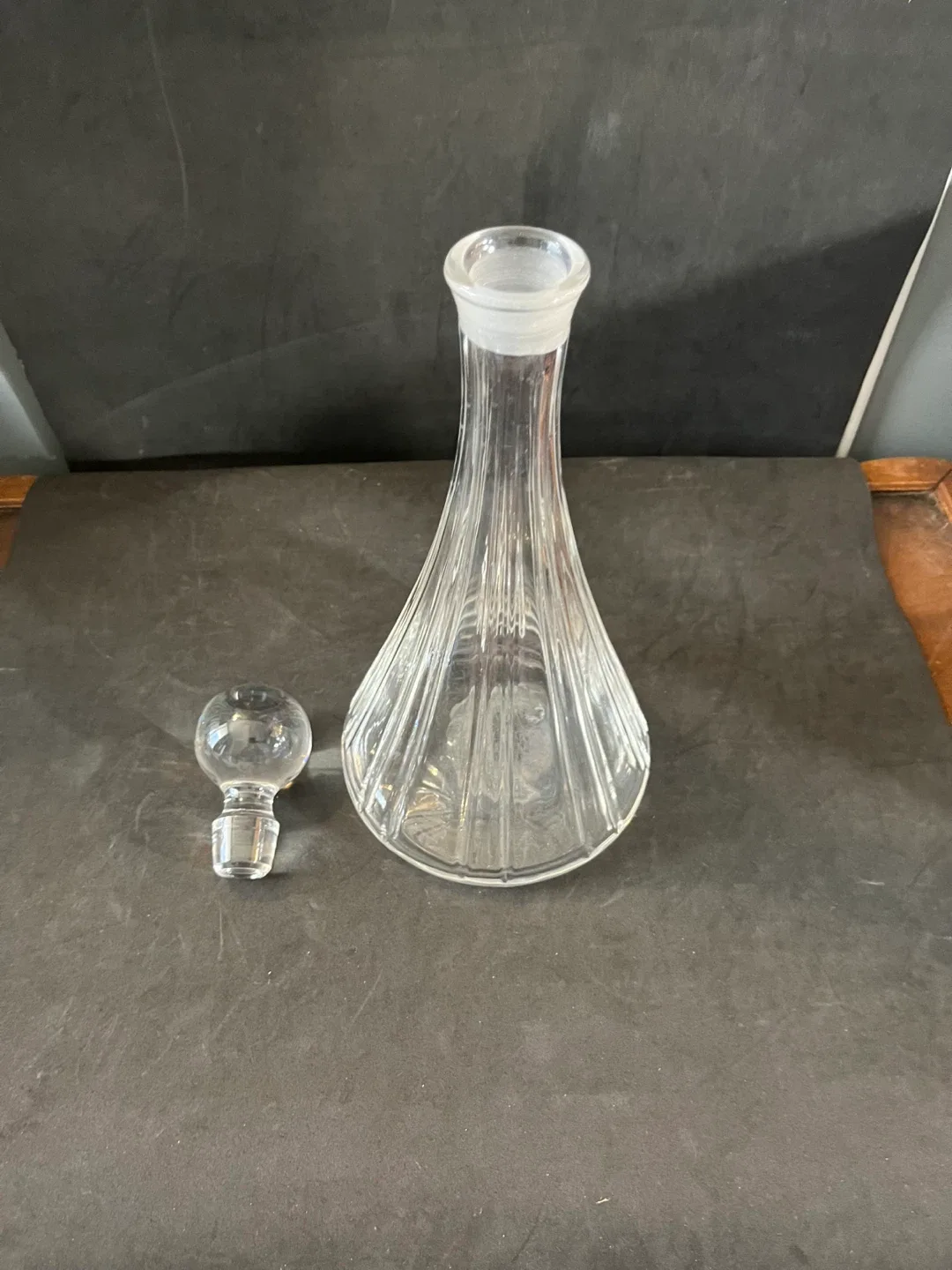 Clear Glass Decanter with Stopper image indicator(4)