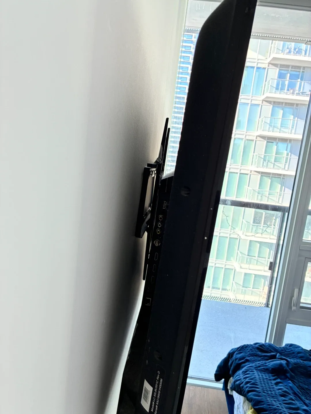 60” Black SMART Screen TV image indicator(2)