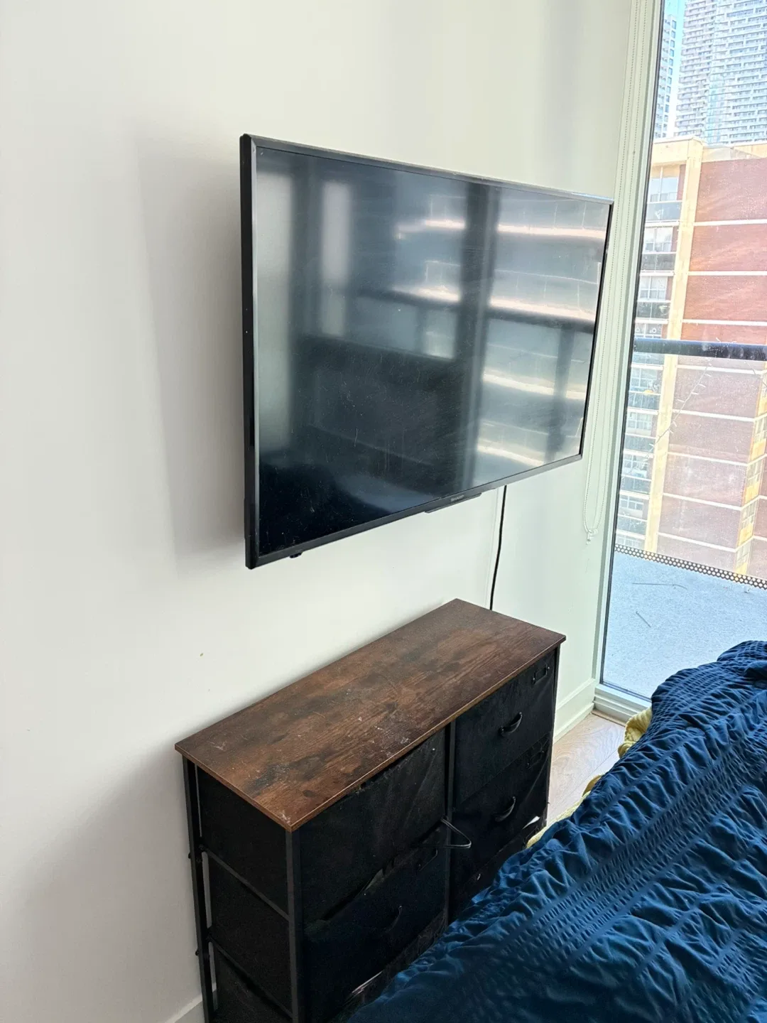 60” Black SMART Screen TV