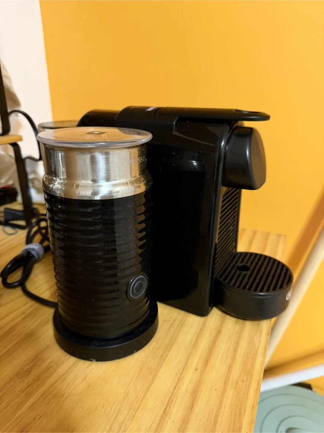 Nespresso Coffee Machine & Aeroccino Milk Frother image indicator(2)