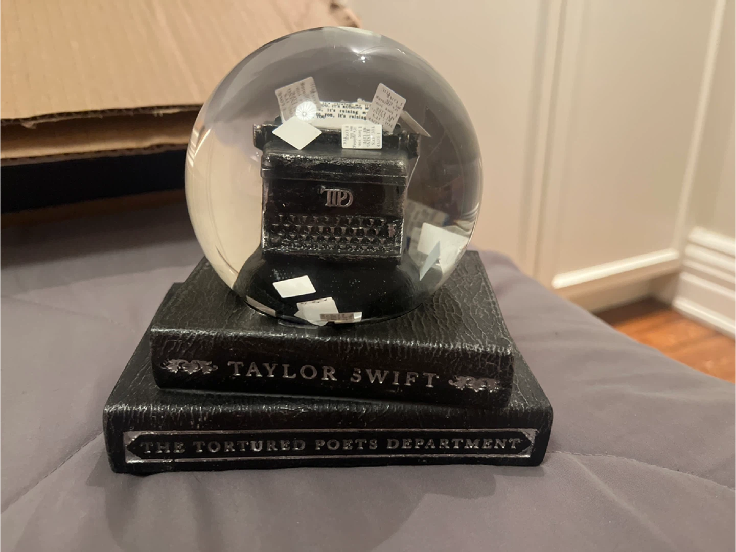 Taylor Swift "The Tortured Poets Department" decorative globe - photo 2