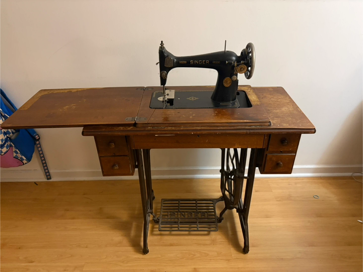 Vintage Singer Sewing Machine with Table - photo 2