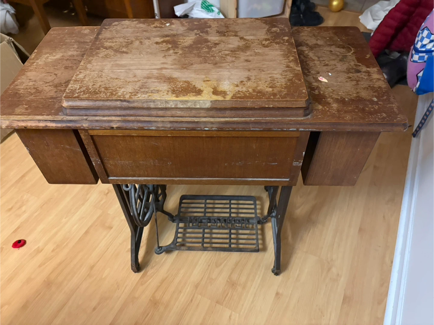 Vintage Singer Sewing Machine with Table - photo 3