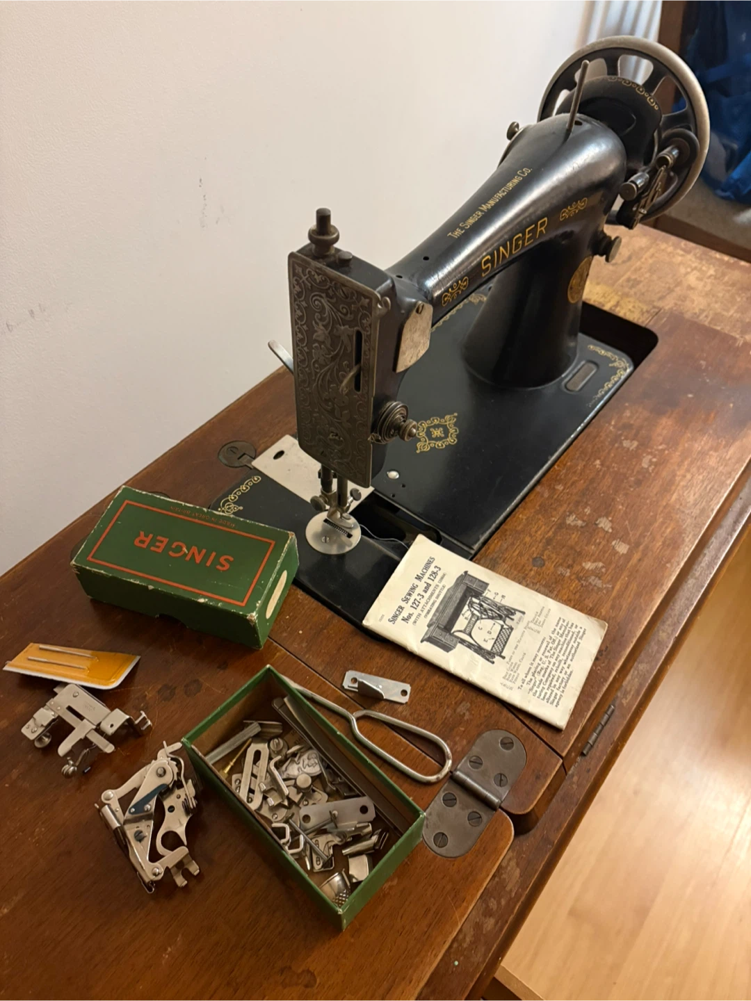 Vintage Singer Sewing Machine with Table - photo 4