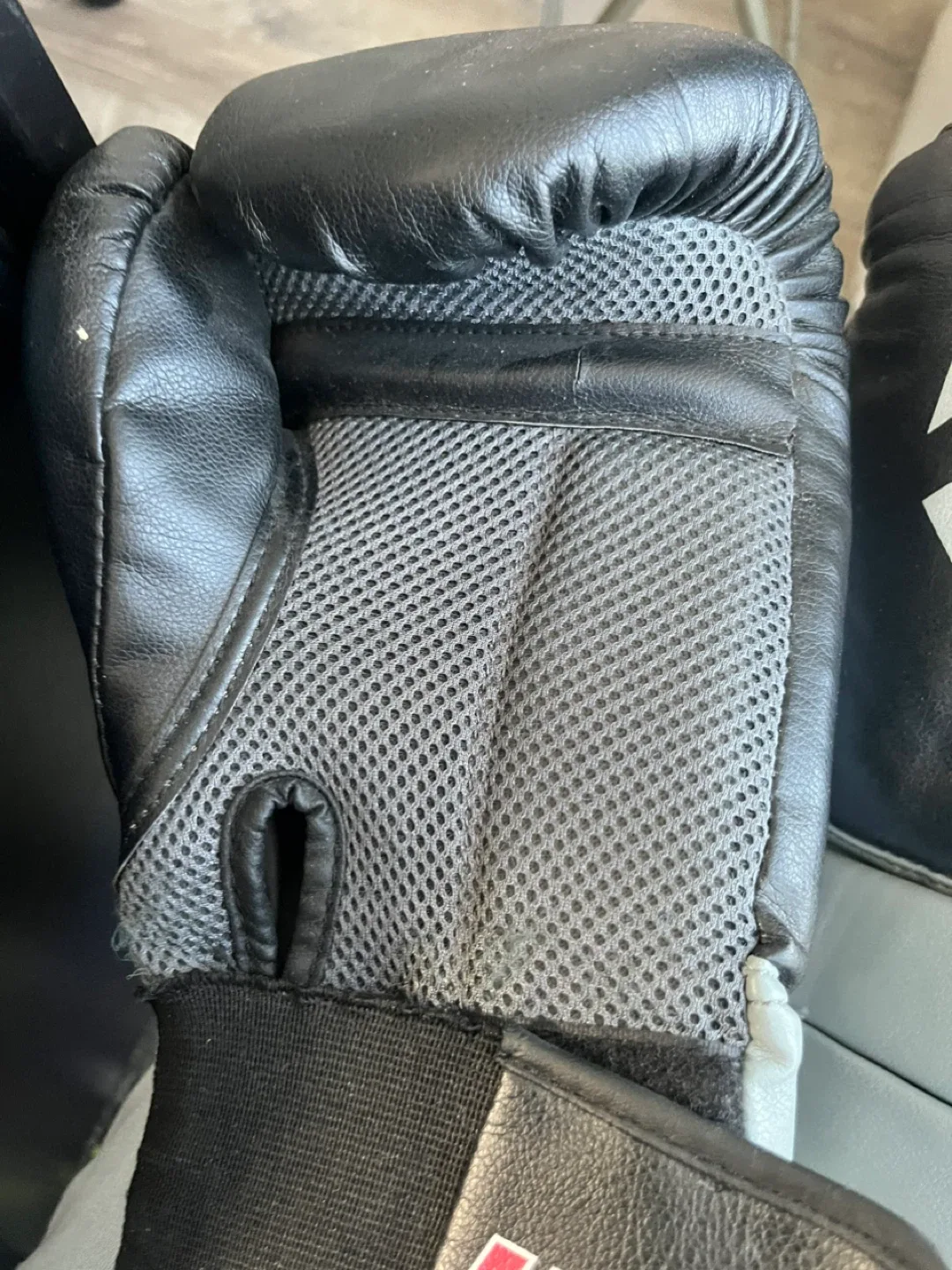 UFC Boxing Gloves - Black image indicator(3)