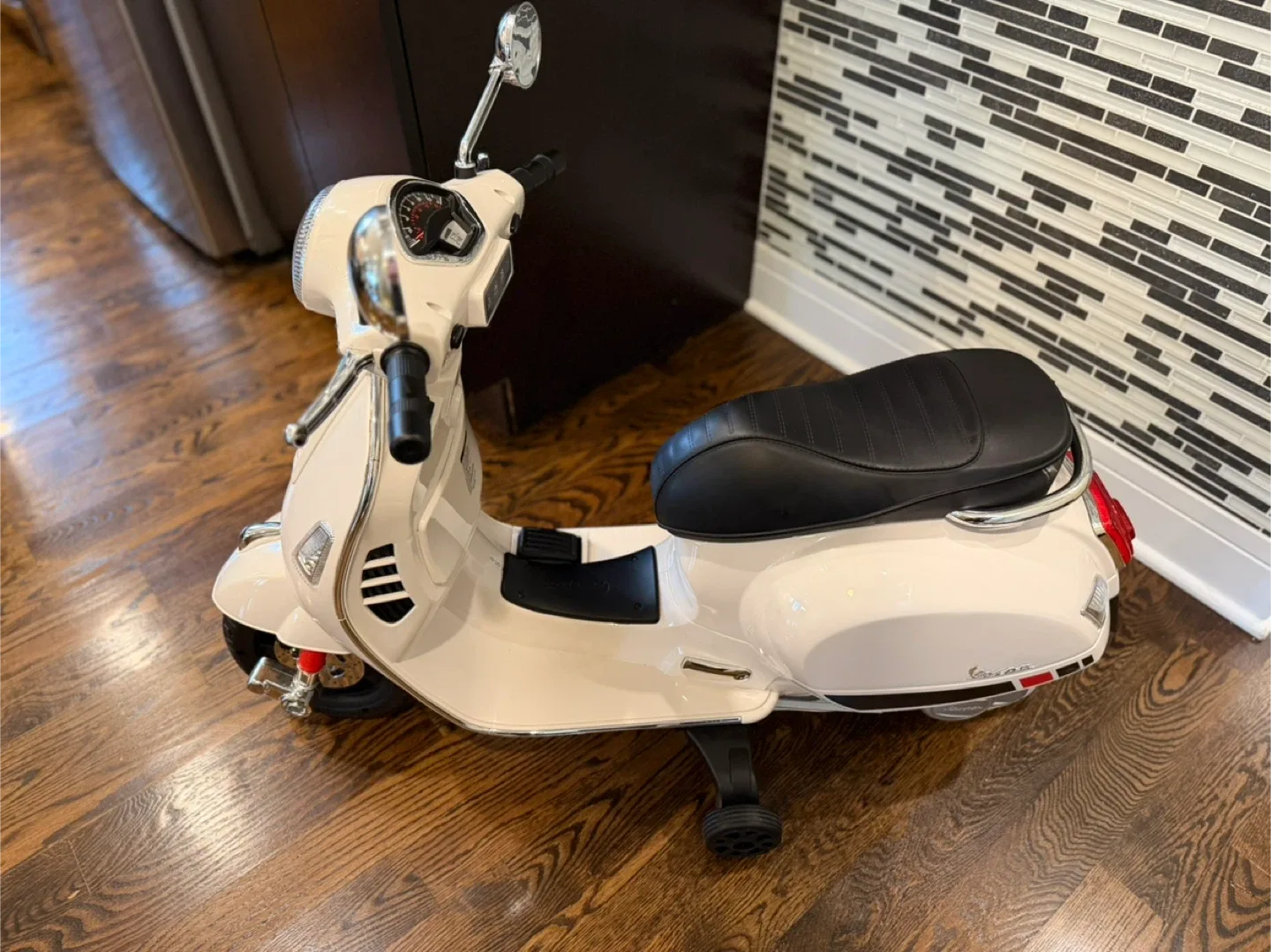 Vespa GTS Ride On Scooter - Cream image indicator(2)