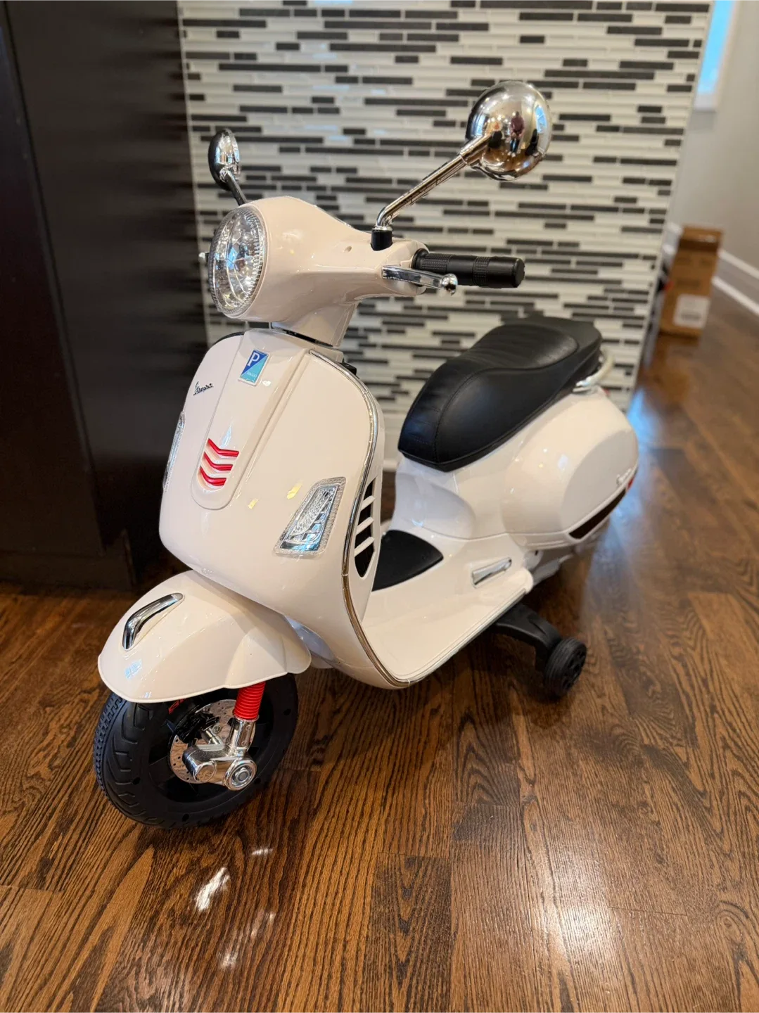 Vespa GTS Ride On Scooter - Cream