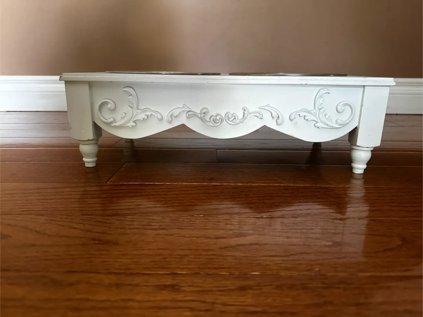 “French Chic” Elevated Pet Feeding Bowls image indicator(7)